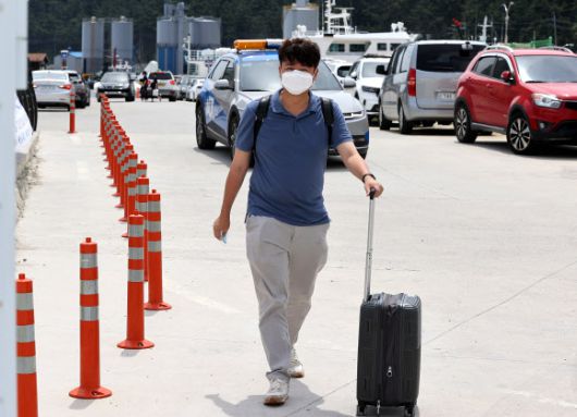 울릉도 떠나는 이준석 대표 - 국민의힘 이준석 대표가 27일 경북 울릉군 사동항 여객터미널에서 선박 탑승을 위해 이동하고 있다. 2022.7.27 연합뉴스