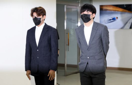 ‘음주운전 사고’ 징계위 출석하는 정재웅과 정재원 - 진천선수촌에서 음주 및 음주운전으로 사고를 낸 스피드스케이팅 국가대표 정재웅(왼쪽부터)과 정재원이 8일 오후 서울 송파구 올림픽공원 벨로드롬에서 열린 스포츠공정위원회(징계위원회)에 출석하고 있다. 2022.8.8 연합뉴스