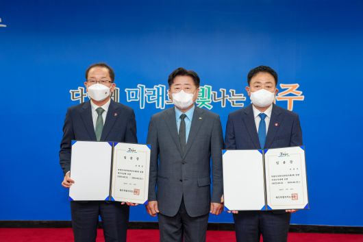 오영훈(가운데) 제주도지사가 23일 도청 2층 회의실에서 강병삼 제주시장(왼쪽)과 이종우 서귀포시장에게 임명장을 주고 기념촬영을 하고 있다. 제주도 제공