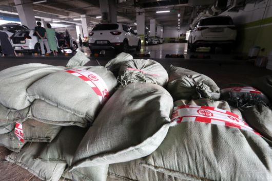 월파 대비하는 마린시티 - 제11호 태풍 힌남노가 북상 중인 4일 오후 부산 해운대구 마린시티 주차장에 월파에 대비한 모래주머니가 쌓여 있다. 부산 해운대구는 제11호 태풍 ‘힌남노’가 북상함에 따라 월파 우려 지역에 있는 상인들을 대상으로 5일 오후 6시부터 시행하는 대피 권고를 내렸다. 대피 권고 발령 지역은 마린시티, 청사포, 미포, 구덕포다. 2022.9.4 연합뉴스