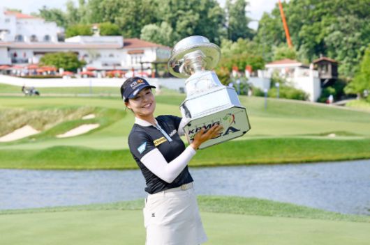 이 미소 다시 한 번 - 지난 6월 27일 미국 메릴랜드주 베세즈다의 콩그레셔널 컨트리클럽에서 열린 미국여자프로골프(LPGA) 투어 메이저대회 ‘KPMG 위민스 PGA 챔피언십’에서 우승한 전인지가 트로피를 들고 기념촬영을 하고 있다.메릴랜드 USA투데이 연합뉴스