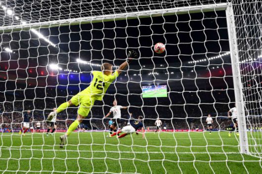 올리비에 지루가 23일 오스트리아를 상대로 한 UEFA 네이션스리그 조별리그 5차전에서 추가골을 터뜨려 프랑스대표팀 A매치 최고령 기록을 작성하고 있다. [AFP 연합뉴스]