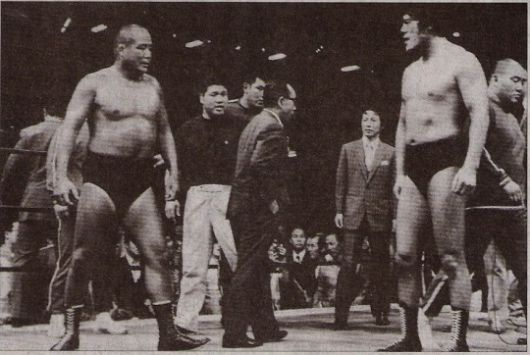 1975년 3월 서울과 부산을 오가며 김일과 안토니오 이노키는 대결했는데 당시 촬영된 것으로 추정된다. 두 사람은 북한 출신 역도산의 제자들로 평생 라이벌이었다.