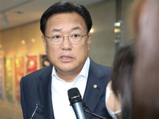 정진석 국민의힘 비상대책위원장이 11일 서울 여의도 국회 의원회관에서 열린 ‘반도체 인력양성의 대전환! 강원도가 시작합니다’ 토론회 축사를 마친 뒤 취재진의 질의에 답하고 있다. 2022.10.11 뉴스1