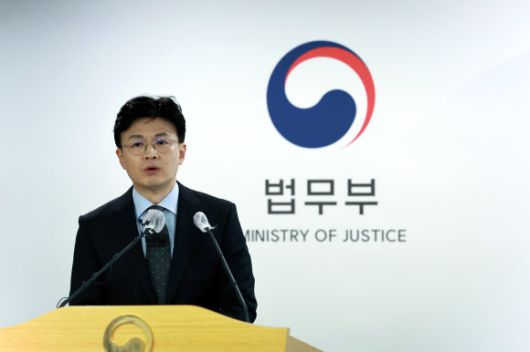 한동훈 법무부 장관이 19일 정부과천청사 법무부에서 ‘스토킹 범죄의 처벌 등에 관한 법률’ 및 ‘전자장치 부착 등에 관한 법률’ 개정안 입법예고를 앞두고 세부 내용을 발표하고 있다.