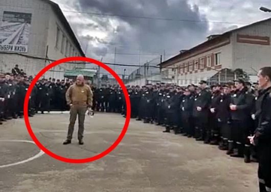 14일(현지시간) 러시아 반정부 단체 ‘러시아 크리미널’이 처음 폭로한 5분 32초짜리 동영상에는 바그너그룹 수장 예브게니 프리고진이 마리옐 공화국 수도 요시카르올라의 한 교도소를 직접 찾아 용병 모집 연설에 나선 모습이 담겨 있었다. 프리고진은 이 자리에서 ‘6개월 복무 후 사면’을 조건으로 내걸고 죄수들을 설득했다. 특히 성범죄자도 면접만 통과하면 용병으로 합류할 수 있다며 모병 활동에 열을 올렸다. 2022.9.14 러시아 크리미널