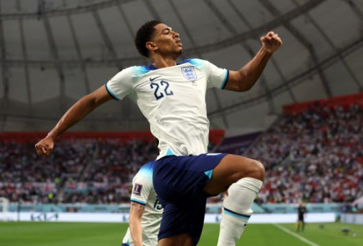 21일(현지시간) 카타르 도하 칼리프 인터내셔널 스타디움에서 열린 B조 조별예선 1차전에서 잉글랜드 주드 벨링햄이 첫 골을 성공시키고 세리머니를 하고 있다.도하 로이터 연합뉴스