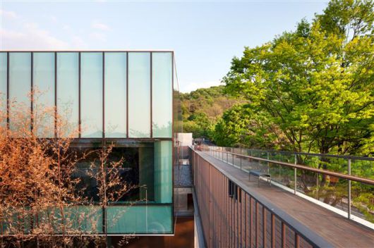 2층 긴 테라스 겸 복도는 산책로에서 자연스럽게 연결된다.모노건축사사무소·박영채 작가 제공