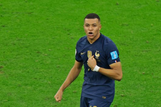 프랑스 킬리안 음바페(24·파리 생제르맹)가 18일(현지시간) 카타르 루사일 스타디움에서 열린 2022 카타르 월드컵 결승전에서 아르헨티나를 상대로 두 번째 골을 터트리며 경기를 2대2 원점으로 돌린 후 기뻐하고 있다. 2022.12.19 AFP 연합뉴스