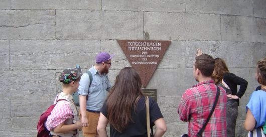 독일 베를린 외곽에 마련된 나치 치하 중 성소수자들을 강제로 수용했던 시설을 기념하는 기념비의 모습. 출처 트위터