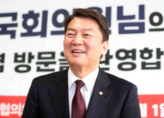 대구 찾아 인사말 하는 안철수 - 대구 찾아 인사말 하는 안철수     (대구=연합뉴스) 김현태 기자 = 국민의힘 안철수 의원이 1일 대구 북구을 당협을 찾아 당원들과 간담회를 하고 있다. 2023.2.1     mtkht@yna.co.kr (끝)