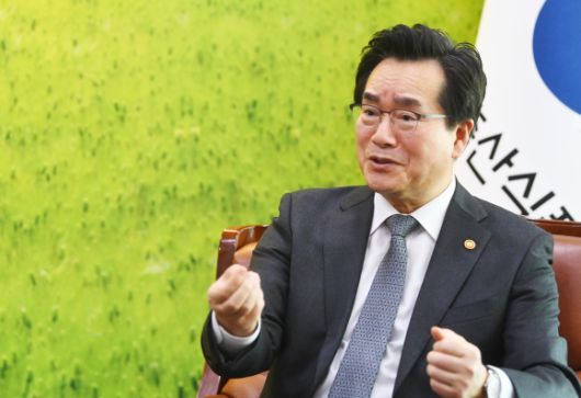 정황근 농림축산식품부 장관이 1일 정부세종청사 집무실에서 가진 서울신문과의 인터뷰에서 반려동물 정책에 대해 설명하고 있다. 2023.2.1안주영 전문기자