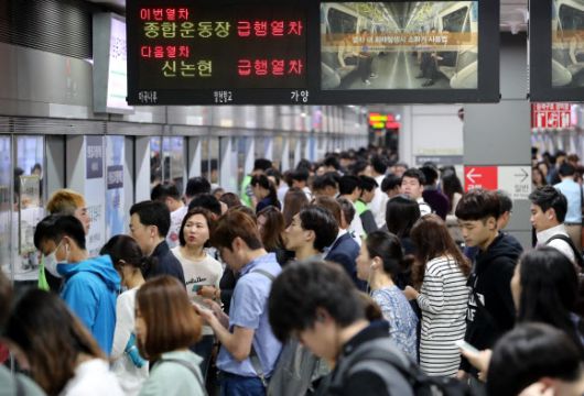 지하철 9호선 최대혼잡 구간(가양∼신논현)에 셔틀형 급행열차가 투입돼 서울 강서구 가양역에서 출근길에 오른 시민들이 열차를 기다리고 있다. 연합뉴스