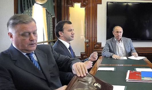 블라디미르 푸틴 러시아 대통령이 자신의 전용열차 안에서 회의를 마치고 앉아 있는 모습. / 사진=크렘린궁