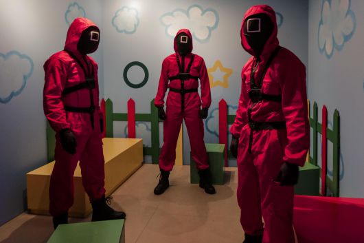 이 전세계를 강타했던 2021년 10월 프랑스 파리 2구의 한 카페에 마련된 오징어게임 체험 팝업 스토어 모습. 사진: 넷플릭스프랑스제공