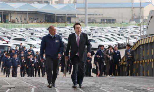‘글로비스 스카이호’ 갑판에 오른 尹·정의선 - 윤석열 대통령이 9일 울산 북구 현대자동차 울산공장 수출 선적 부두를 방문해 정의선 현대자동차그룹 회장과 자동차 전용선인 ‘글로비스 스카이호’ 갑판에 오르고 있다. 윤 대통령은 이날 공장에서 현황 브리핑을 받고 수출상황을 점검했다. 울산 뉴시스