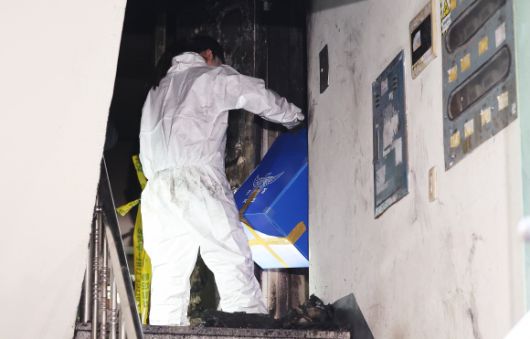 안산 빌라 화재 현장 합동 감식 - 나이지리아 국적 어린이 4명이 숨진 경기도 안산시의 한 빌라 화재 현장에서 27일 오전 경찰과 소방 등 관계자들이 합동 감식을 하고 있다. 2023.3.27  연합뉴스