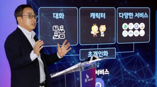 정보통신기술(ICT) 업계의 인공지능(AI) 경쟁이 더욱 뜨거워지고 있다. 유영상 SK텔레콤 사장은 지난달 스페인 바르셀로나에서 열린 ‘MWC 2023’에서 AI컴퍼니 비전을 발표했다. 연합뉴스