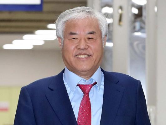 공직선거법 위반 혐의로 기소된 전광훈 사랑제일교회 목사가 지난 달 7일 오전 서울 서초구 서울중앙지방법원에서 재판에 출석하고 있다. 뉴시스