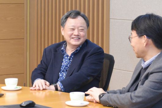 중앙대 특임교수로 임명된 전상직 회장(왼쪽). 중앙대 제공