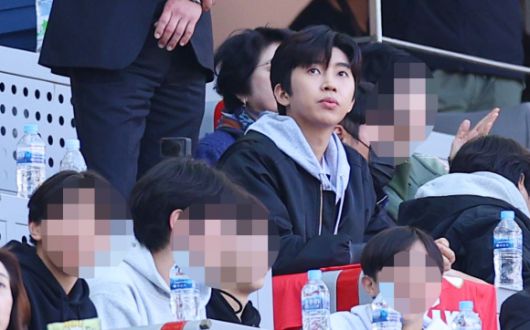 경기 관람하는 임영웅 - 8일 오후 서울월드컵경기장에서 열린 2023 프로축구 K리그1 대구FC와 FC서울의 경기. 이날 경기 시축자로 나선 임영웅이 경기를 관람하고 있다. 2023.4.8  연합뉴스