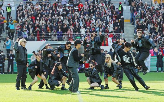공연장 방불케한 임영웅의 깜짝 공연 - 8일 오후 서울월드컵경기장에서 열린 2023 프로축구 K리그1 대구FC와 FC서울의 경기 시축자로 나선 가수 임영웅이 하프타임 때 팬들을 위한 깜짝 공연을 펼치고 있다. 2023.4.8  연합뉴스