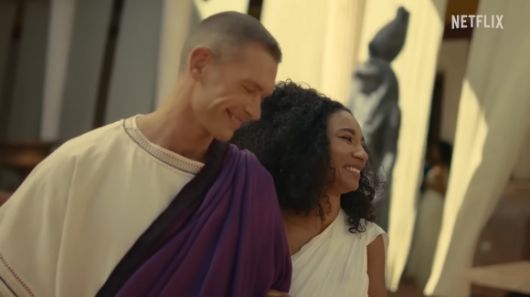 넷플릭스 다큐멘터리 ‘퀸 클레오파트라’ 예고편이 최근 공개된 가운데 흑인 배우 아델 제임스가 클레오파트라 7세를 연기해 ‘블랙 워싱’ 논란이 일고 있다. 넷플릭스 공식 유튜브 캡처