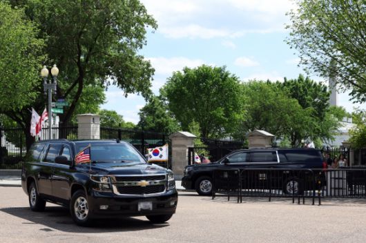 미국을 국빈 방문한 윤석열 대통령이 탑승한 차량이 24일(현지시간) 워싱턴DC 숙소인 블레어 하우스에 도착하고 있다. 2023.4.25 공동취재