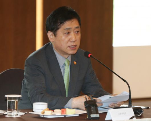 간담회서 발언하는 김주현 금융위원장 - 10일 오후 울산시 동구 호텔현대 바이 라한 울산에서 열린 ‘조선업계 CEO 간담회’에서 김주현 금융위원장이 발언하고 있다. 2023.5.10 연합뉴스