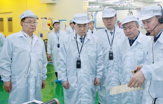 반도체 기판 생산시설 둘러보는 이창양 장관 - 이창양 산업통상자원부 장관이 15일 반도체 소부장 기업인 경남 창원시 해성DS 창원사업장을 방문, 반도체 기판 생산시설을 둘러보고 있다. 2023.5.15 산업통상자원부 제공