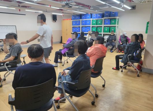 대피소로 피한 백령도 주민들 - 북한이 주장하는 우주발사체가 31일 남쪽으로 발사된 뒤 서해 최북단 백령도에 경계경보가 내려지자 섬 주민들이 진촌2리 대피소로 몸을 피하고 있다. 백령도 연합뉴스