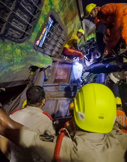 2일 오후 7시 20분경(인도 현지시간) 인도 동부 오디샤주(州) 발라소르에서 화물열차와 여객열차가 충돌하는 사고가 발생했다. AP 연합뉴스