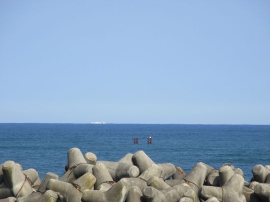 오염수 방류 지점 - 일본 정부와 도쿄전력이 올여름 후쿠시마 제1원자력발전소 오염수를 해저터널을 통해  원전에서 1㎞ 떨어진 바다에 방류할 계획인 가운데 지난 4월 4일 원전 앞바다에 방류할 지점을 표시한 부표가 설치돼 있다.  도쿄전력 제공