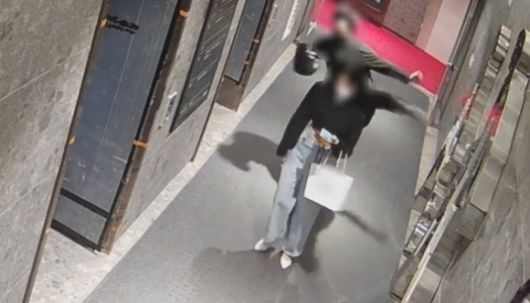 2022년 5월 22일 발생한 이른바 ‘부산 서면 돌려차기 사건’ 당시 상황이 담긴 폐쇄회로(CC)TV 영상 화면. 피해자 측 남언호 변호사 제공. 뉴스1