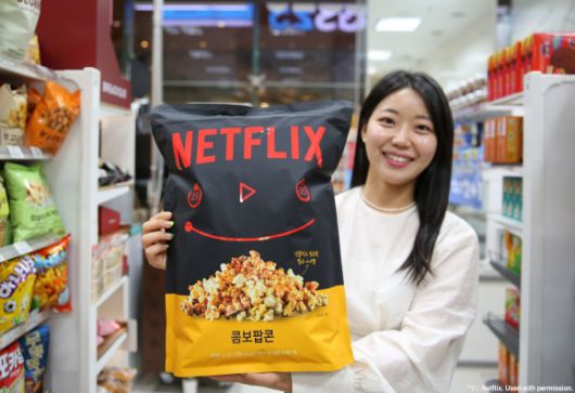 GS25는 넷플릭스와 협업한 팝콘 등 식품 4종을 선보였다. GS리테일 제공