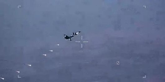 지난 6일 러시아 Su-34와 Su-35 전투기가 미 무인기 앞에 플레어를 전개하는 모습