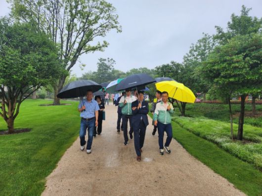 유현호(가운데) 순천부시장이 직원들과 함께 정원박람회 현장을 살피고 있다.