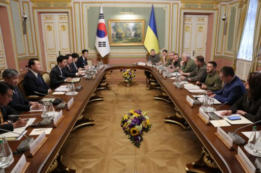 확대회담 갖는 한-우크라이나 정상 - 윤석열 대통령과 볼로디미르 젤렌스키 우크라이나 대통령이 15일(현지시간) 우크라이나 수도 키이우의 대통령 관저인 마린스키궁에서 한-우크라이나 확대 정상회담을 하고 있다. 2023.7.15 대통령실 제공.