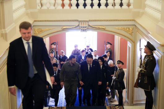 마린스키궁 들어서는 한-우크라이나 정상 - 우크라이나를 전격 방문한 윤석열 대통령과 볼로디미르 젤렌스키 우크라이나 대통령이 15일(현지시간) 키이우의 대통령 관저인 마린스키궁에 들어서며 대화하고 있다. 2023.7.15 대통령실 제공.