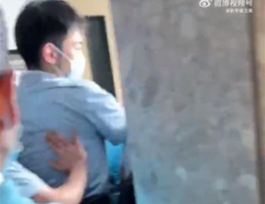 중국의 한 유명 항공사 직원이 신입 여 승무원을 뒤따라가 몰래 촬영하려 한 혐의로 현장에서 붙잡히는 사건이 발생했다.  출처_웨이보