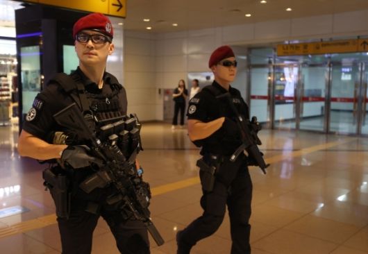 강남역 순찰하는 경찰특공대-흉기 난동과 살인 예고 게시물 등으로 국민 불안감이 커진 7일 오후 서울 강남역 지하쇼핑센터에서 경찰특공대 대원들이 순찰하고 있다. 경찰은 다중 밀집지역 43곳에 소총과 권총 등으로 무장한 경찰특공대 전술요원 107명을 배치하고 서울 강남역과 부산 서면역 등 11곳에는 전술 장갑차를 투입했다. 연합뉴스