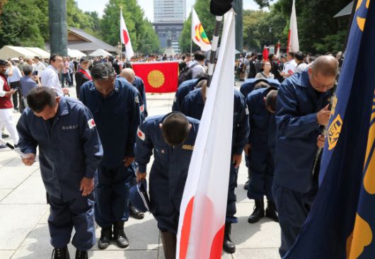 야스쿠니신사 향해 절하는 사람들 - 일본 패전일인 15일 태평양전쟁 A급 전범이 합사된 도쿄 지요다구 야스쿠니신사에서 일장기와 ‘구국’(救國) 깃발을 든 사람들이 신사를 향해 절하고 있다.  도쿄 연합뉴스