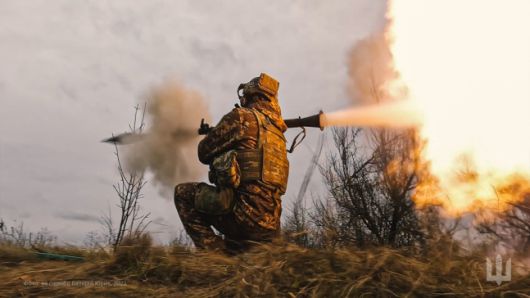 우크라이나 공군 제46공중강습여단 소속 군인 한 명이 보병용 대전차 발사기(ATGL)로 미사일을 발사하고 있다. 제46공중강습여단 페이스북