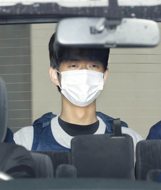 호송되는 기시다 총리 폭탄테러 미수범 기무라 류지 - 기시다 후미오 일본 총리를 향해 사제 폭발물을 투척한 용의자 기무라 류지(24)가 17일 와카야마현 경찰서에서 검찰로 호송되고 있다. 와카야마 로이터 연합뉴스