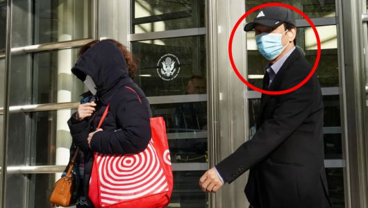 중국 뉴욕에서 ‘중국 비밀경찰서’의 설치 및 운영을 도운 혐의로 체포된 루젠왕(오른쪽) 로이터 연합뉴스