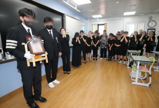 눈물바다 된 교실 - 학부모로부터 악성 민원에 시달리다 극단적 선택을 한 것으로 알려진 대전 초등학교 교사의 발인이 거행된 9일 교사가 근무했던 학교 교실에 고인의 영정이 들어서자 동료 교사와 제자들이 오열하고 있다. 2023.9.9 뉴스1