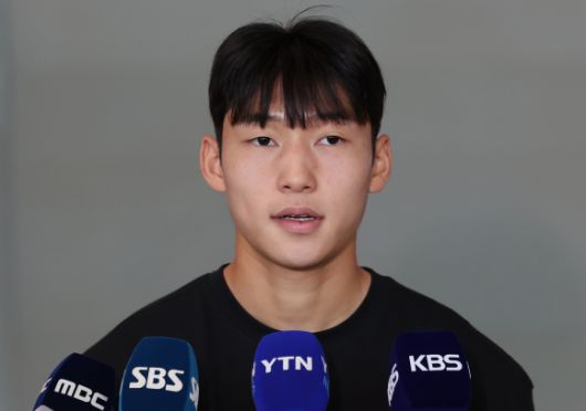 ‘스토크시티 이적 임박’ 인터뷰하는 배준호 - 잉글랜드 챔피언십(2부 리그) 스토크시티 이적을 앞둔 배준호가 지난달 28일 인천국제공항에서 메디컬 테스트를 위한 출국에 앞서 인터뷰를 하고 있다. 2023.8.28/뉴스1