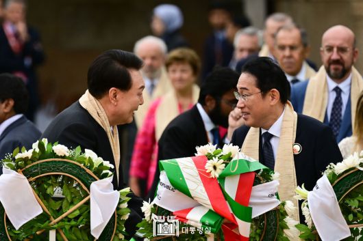 인도에서 열린 G20 정상회의에 참석한 윤석열 대통령(왼쪽)과 기시다 후미오 일본 총리(오른쪽)이 인사를 나누고 있다. 2023. 09. 10 대통령실 제공