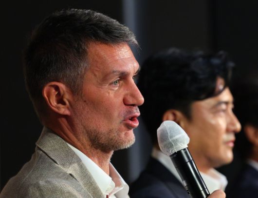 답변하는 말디니 - 이탈리아 레전드 수비수 파올로 말디니가 22일 오전 서울 영등포구 페어몬트 앰배서더에서 열린 한국·이탈리아·브라질 3개국 ‘레전드 올스타전’ 기자회견에서 답변하고 있다. 오른쪽은 안정환. 2023.9.22 연합뉴스