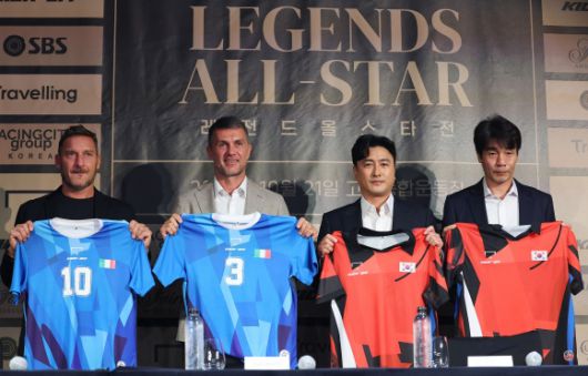 레전드올스타전 매치 유니폼 든 전설들 - 22일 오전 서울 영등포구 페어몬트 앰배서더에서 열린 한국·이탈리아·브라질 3개국 ‘레전드 올스타전’ 기자회견에서 최진철(오른쪽부터), 안정환, 파올로 말디니, 프란체스코 토티가 다음달 21일 열리는 경기에 입을 유니폼을 들어 보이고 있다. 2023.9.22
